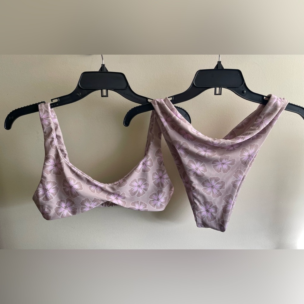 Lokahi Neutral Floral Gray/Mauve/Pink Two-piece Set, Size L Top, XL Bottoms